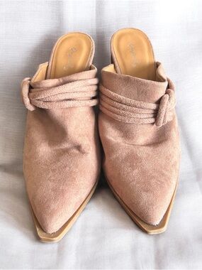 Qupid Blush Pink Pointed Toe Suede Slip-On Mules. Size 8
